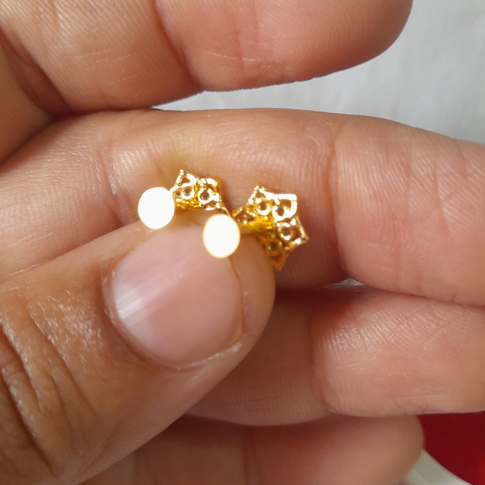 Beautiful new shaining stone desiner studs - Picture 9 of 15